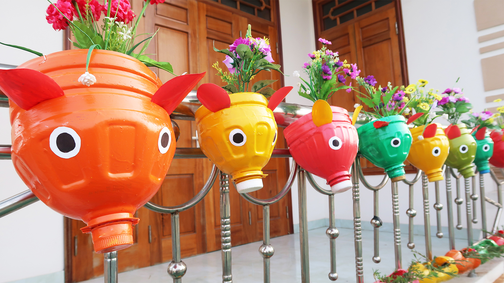 The Idea Of Recycling Plastic Bottles To Make Beautiful Pig Face-Shaped Flower Pots