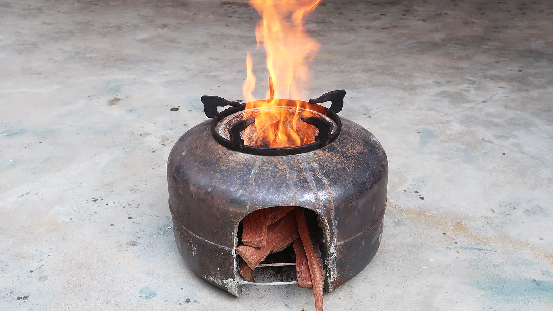 Creative wood stove, the idea of ​​casting a wood stove from a hot and cold tank and cement